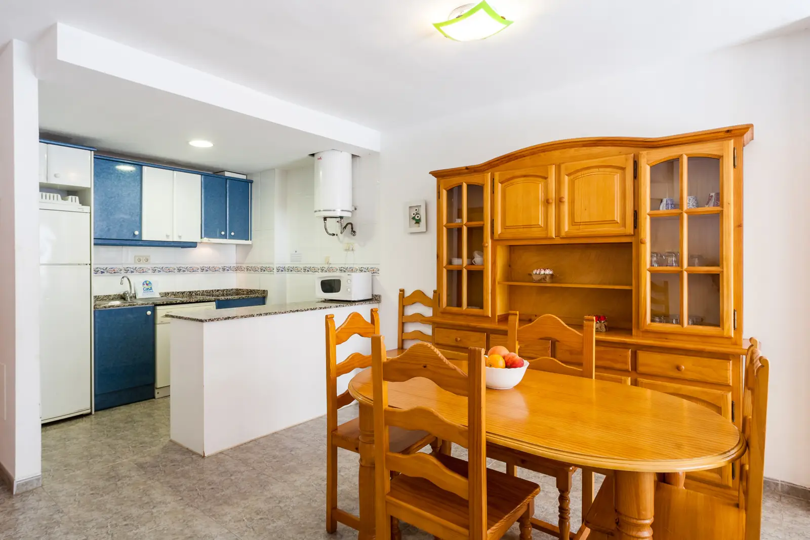 Salle à manger avec grande table et cuisine d'un appartement Mare Nostrum de trois chambres à Alcossebre