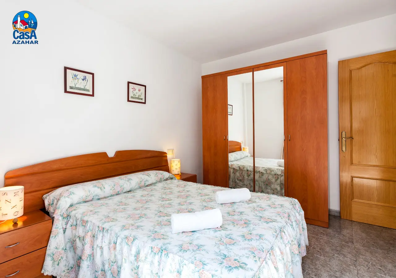 Chambre principale avec lit double aux appartements Mare Nostrum