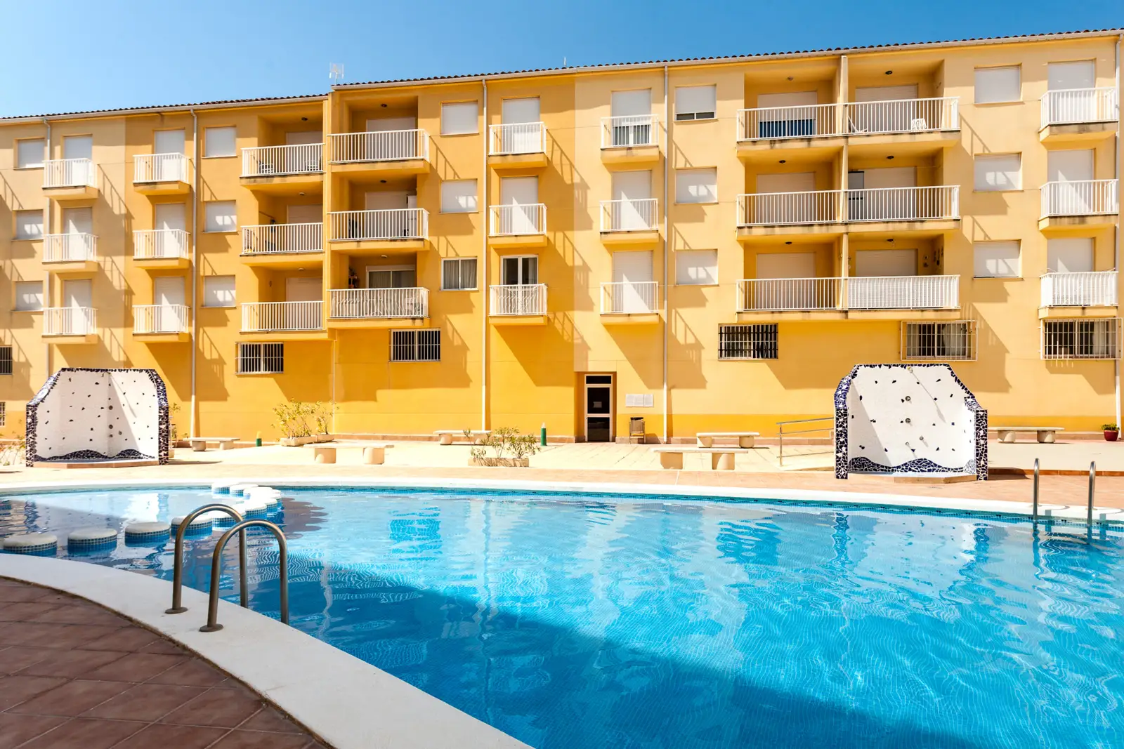 Piscine partagée et façade des appartements Mare Nostrum, au centre d'Alcossebre