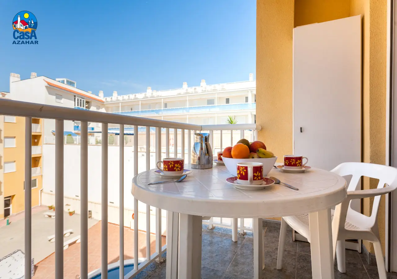 Terrasse avec table pour le petit-déjeuner dans un appartement Mare Nostrum d'Alcossebre