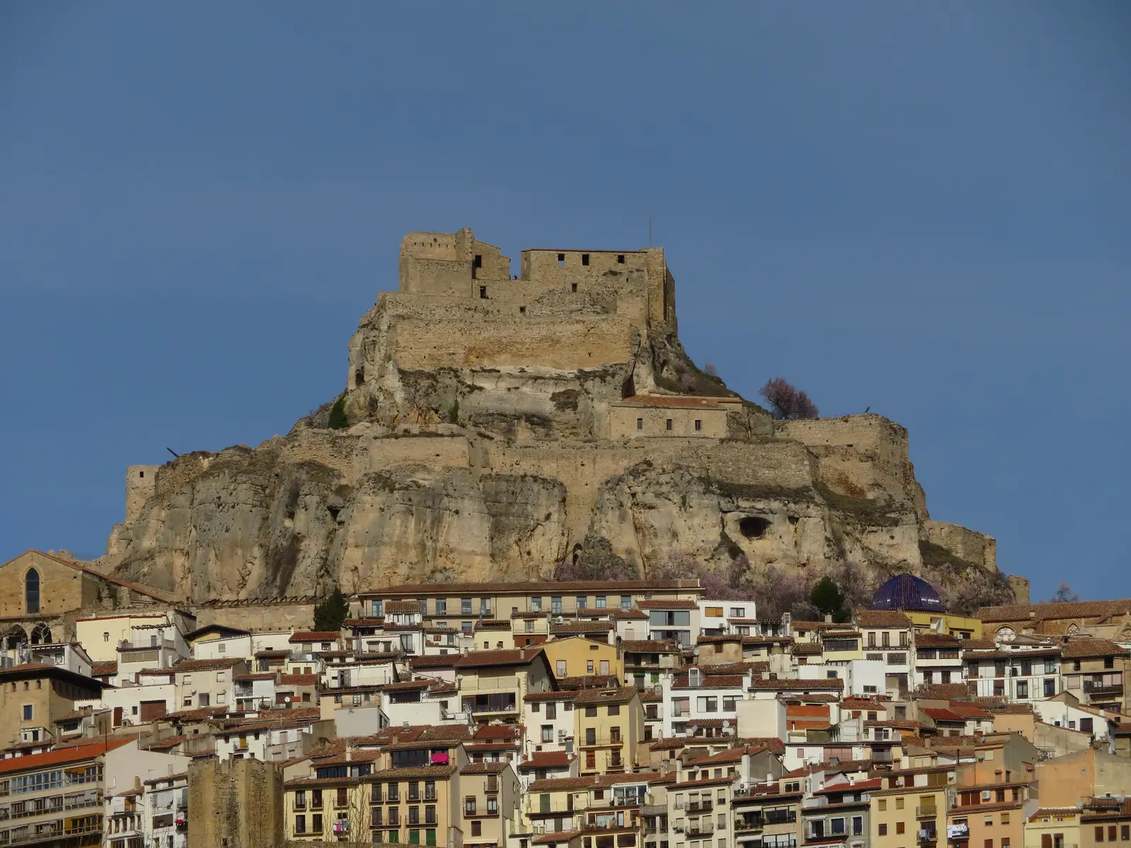Castillo de Morella sobre la roca, dominando las casas de la ciudad amurallada