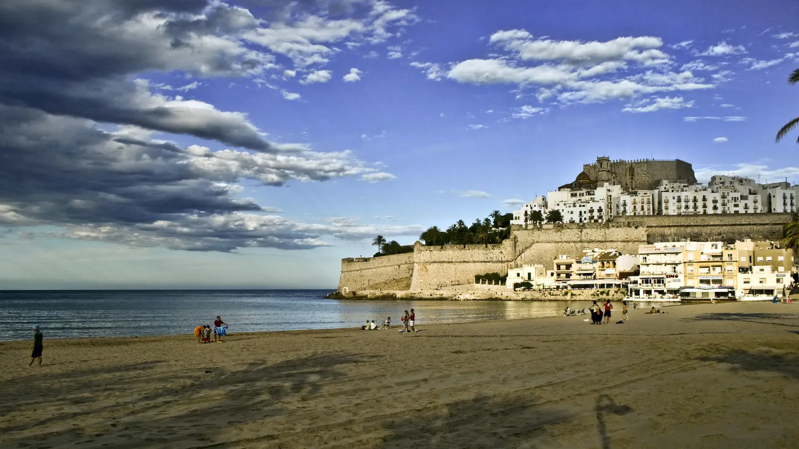 Playa de Peñíscola con el castillo del Papa Luna y el casco antiguo sobre la roca, cerca de Alcossebre