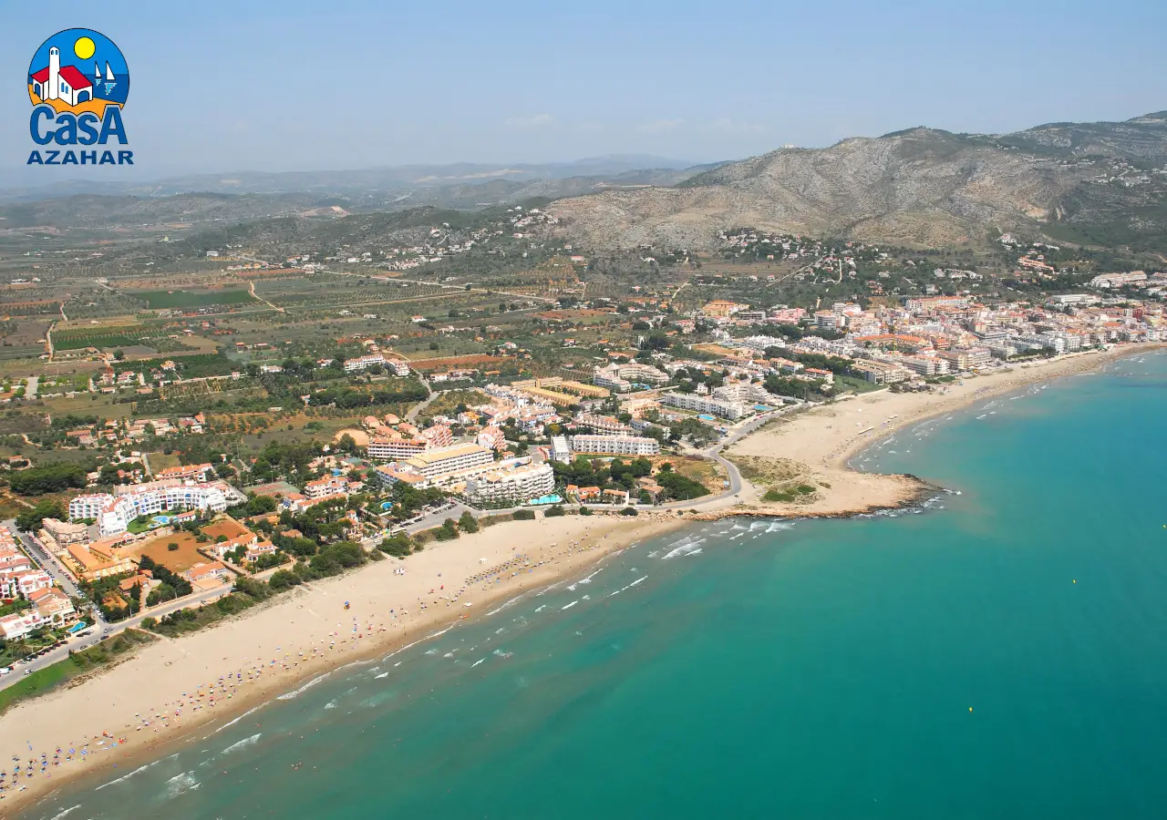 Vue aérienne de la plage du Cargador et de la plage Romana d'Alcossebre, avec la Serra d'Irta en arrière-plan