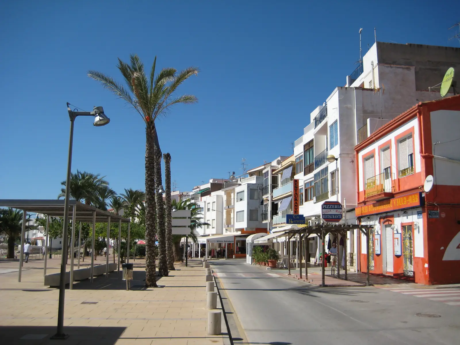 Place Vista Alegre, au centre d'Alcossebre, avec ses palmiers et ses commerces