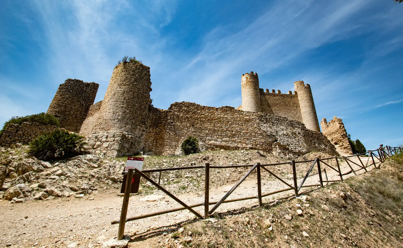Torres y murallas del castillo de Xivert, en la Serra d'Irta, cerca de Alcossebre